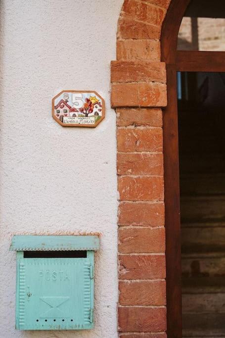 Casa Vacanze L'Angolo Fiorito Bettolle Exterior photo