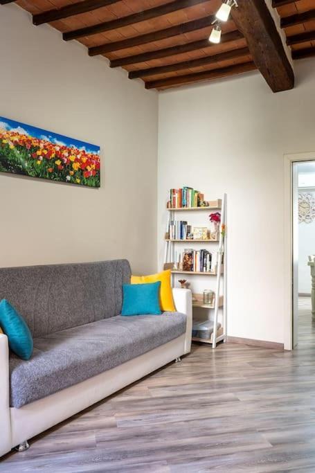 Casa Vacanze L'Angolo Fiorito Bettolle Exterior photo