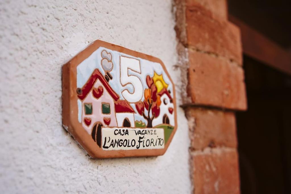 Casa Vacanze L'Angolo Fiorito Bettolle Exterior photo