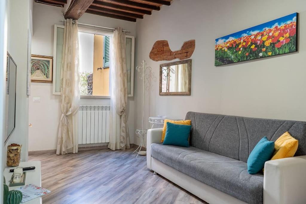 Casa Vacanze L'Angolo Fiorito Bettolle Exterior photo