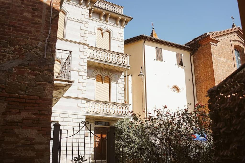 Casa Vacanze L'Angolo Fiorito Bettolle Exterior photo