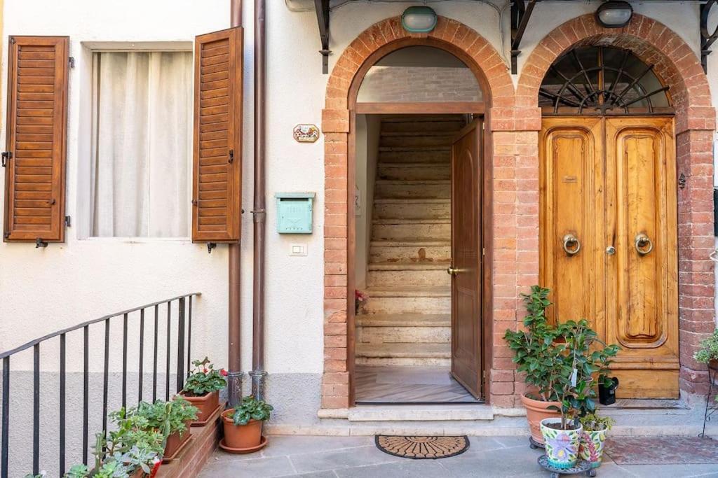 Casa Vacanze L'Angolo Fiorito Bettolle Exterior photo