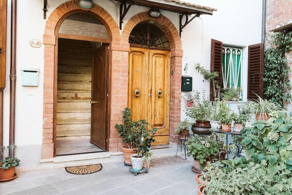 Casa Vacanze L'Angolo Fiorito Bettolle Exterior photo