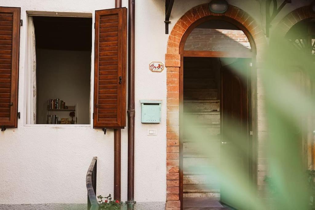Casa Vacanze L'Angolo Fiorito Bettolle Exterior photo